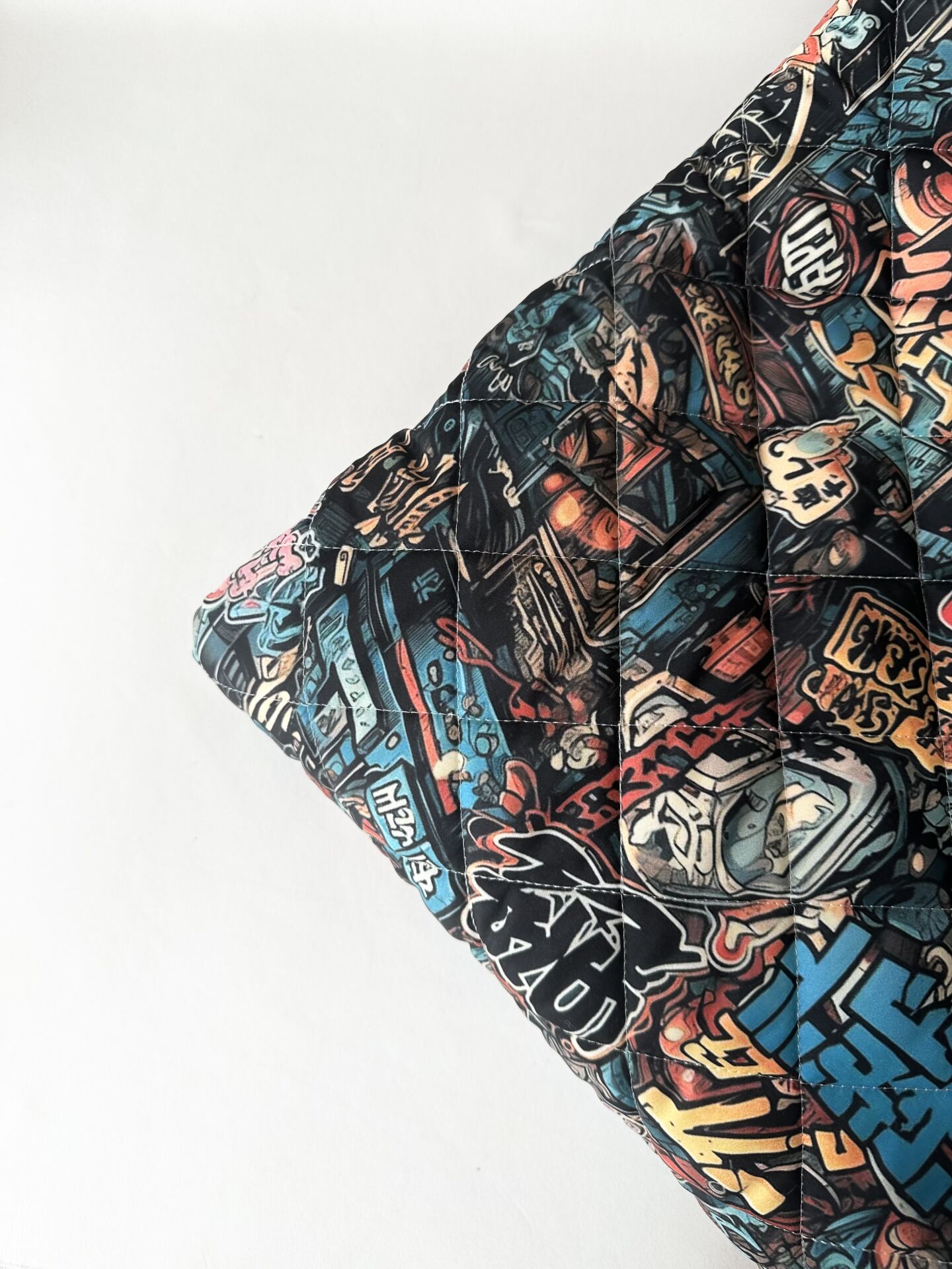 Graffiti desenli su geçirmez kapitone kumaş eni 146cm boy 200cm