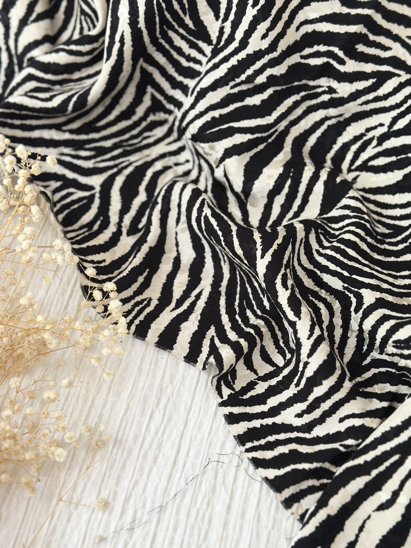 Zebra desenli jakarlı saten kumaş 154x230cm