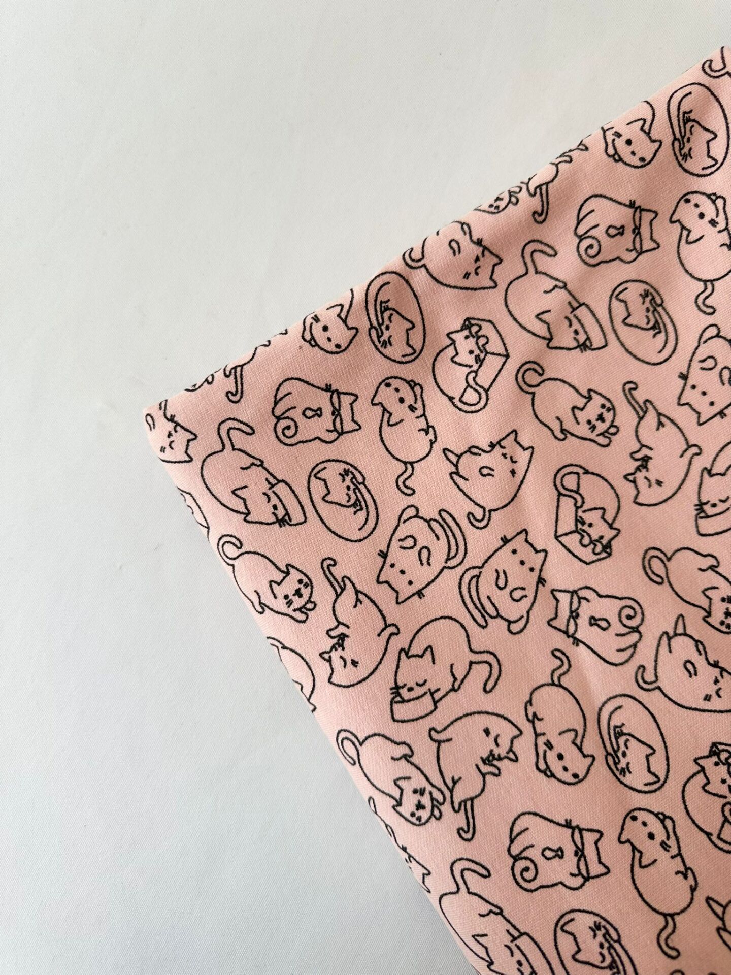 Kedi desenli şardonsuz iki iplik(iğne kırıkları vardır)