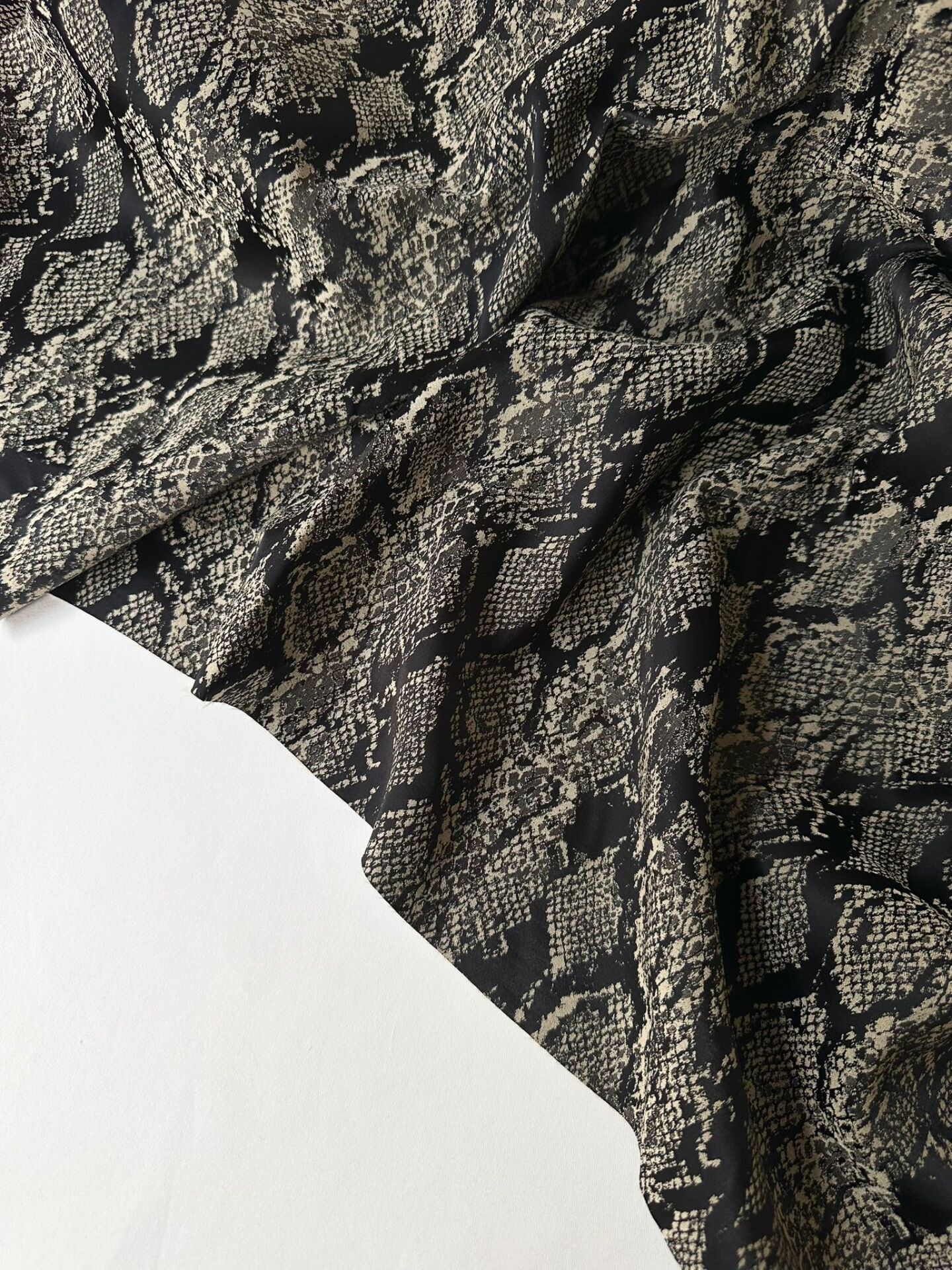 Yılan desenli jakarlı saten 134x165cm
