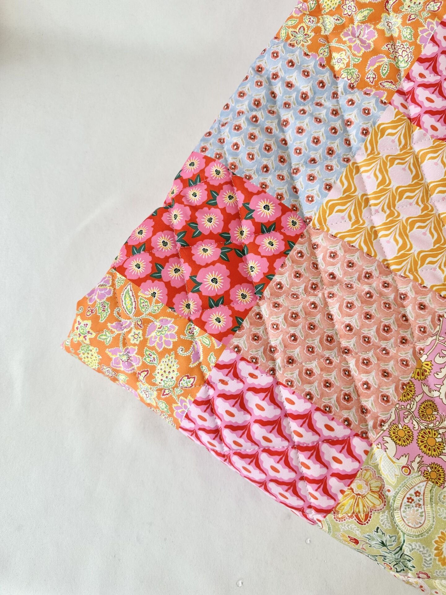 Pembe patchwork desenli kapitone kumaş eni 142cm