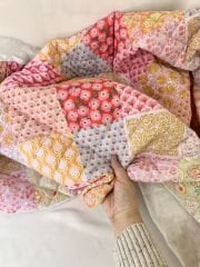 Pembe patchwork desenli kapitone kumaş eni 142cm