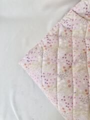 Toz pembe çiçek desenli kapitone kumaş eni 142cm