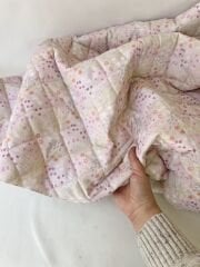 Toz pembe çiçek desenli kapitone kumaş eni 142cm
