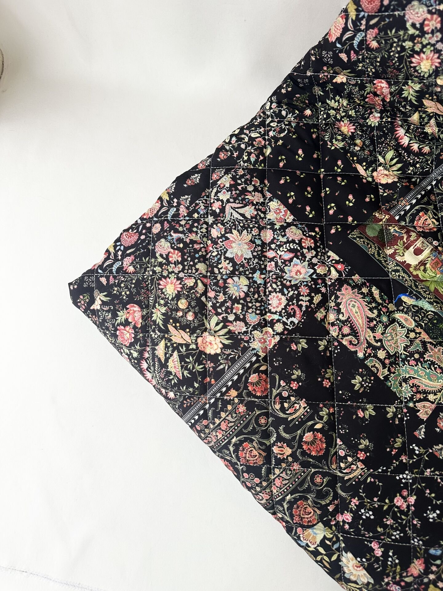Siyah patchwork desenli kapitone kumaş en 146cm