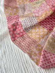 Kırmızı- pembe Patchwork desenli çift katlı müslin