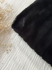 Siyah boyuna fitilli tavşan tüyü peluş 150x260cm